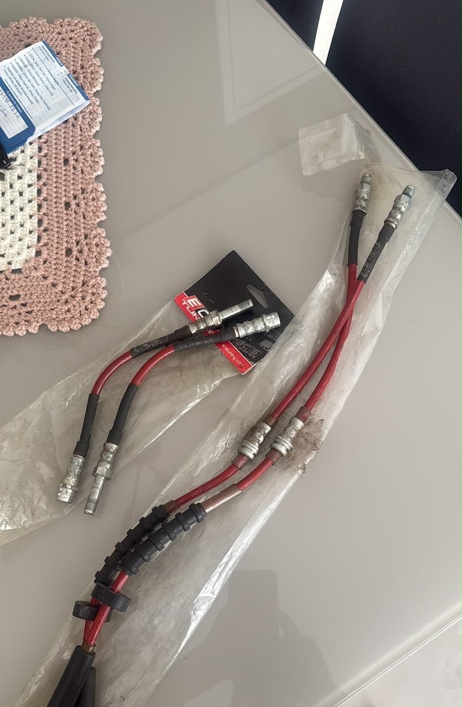 Flexíveis de freio ECS Tuning (4 linhas) — CS-2609-007